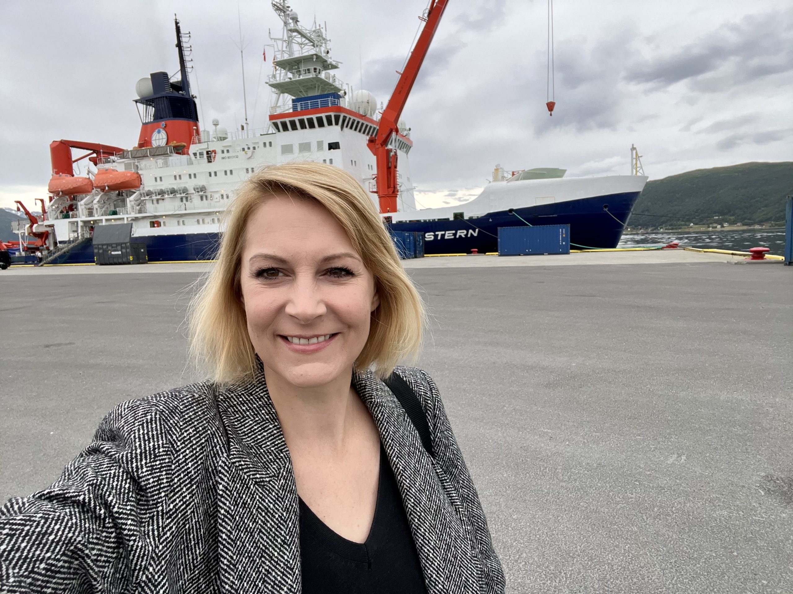 Nicole Gohlke steht vor dem Expeditionsschiff Polarstern
