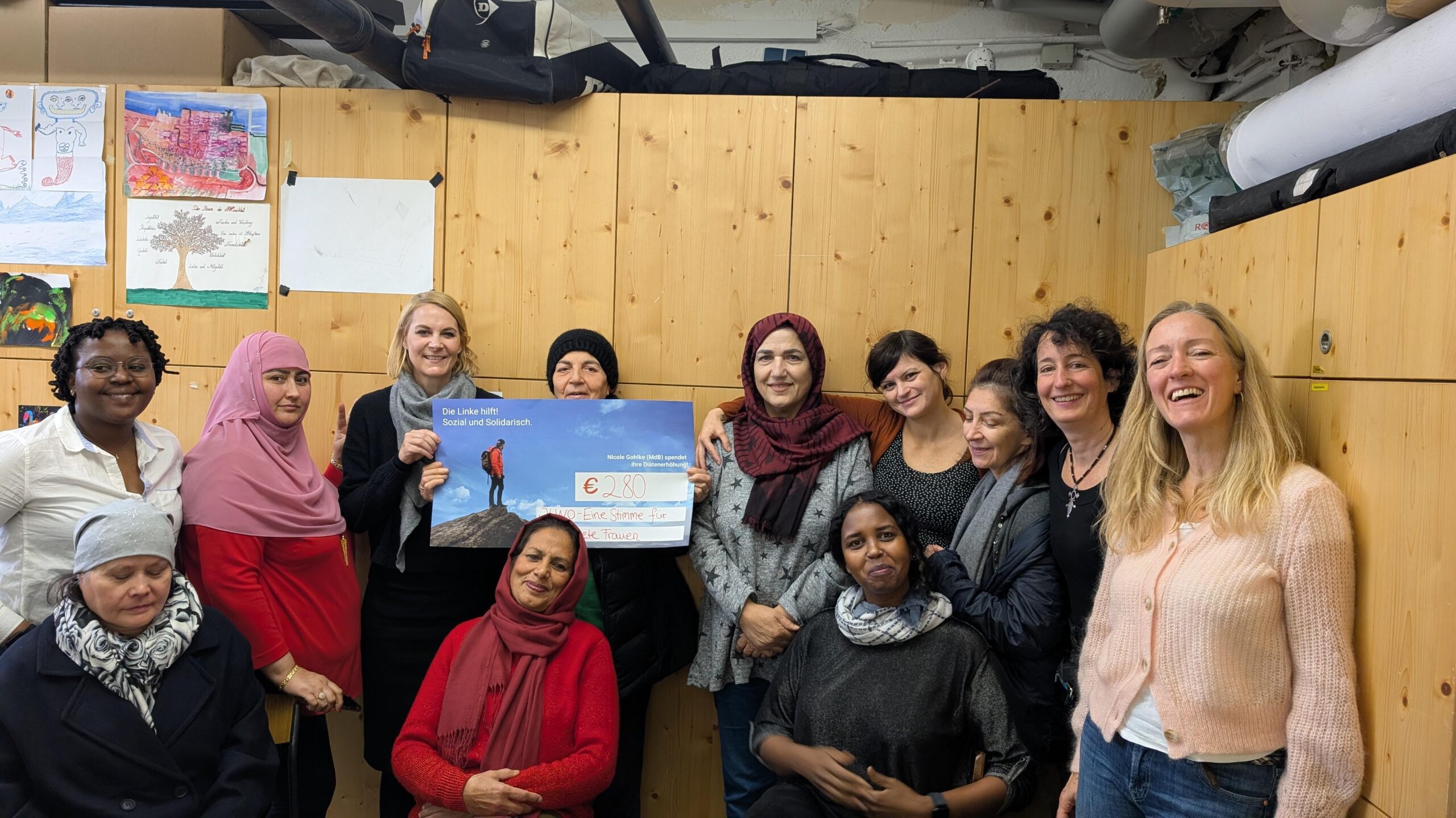 Nicole überreicht einen Scheck an den Verein JUNO.